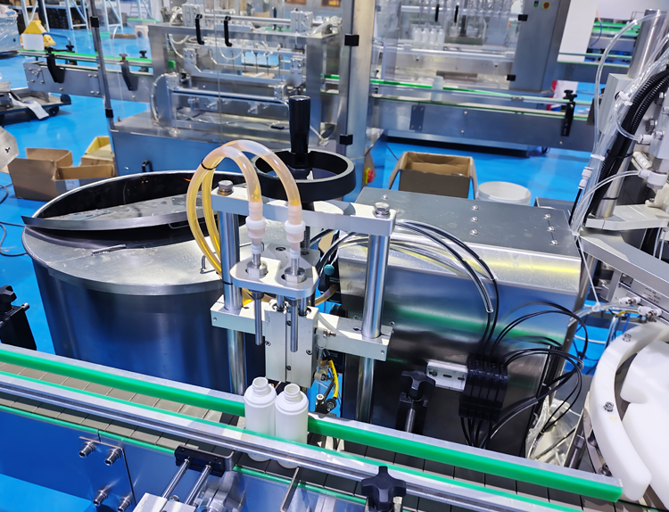 全自动液体灌装旋盖一体机-灌装机实拍