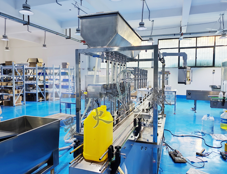 液体自动灌装机|玻璃防冻液灌装机实拍